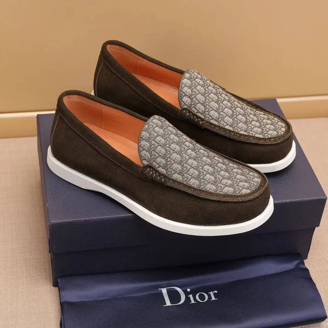 Men's Men's Shoes 💰400 [New Style] 🏍️🏍️Dior - This Dior Granville loafer is a casual dress shoe. Crafted from luxuriously soft beige suede, it features a beige Oblique print panel on the upper. The lightweight cream-white rubber sole is more sophisticated. The Dior Oblique pattern is engraved on the outsole to enhance the style, and the Dior logo is engraved on the back side. Adds elegance to any casual look.